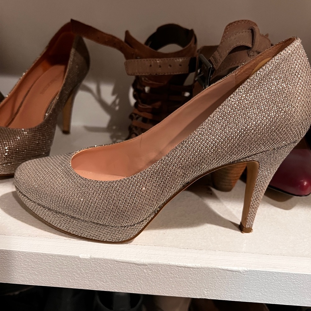 Silver platform pumps